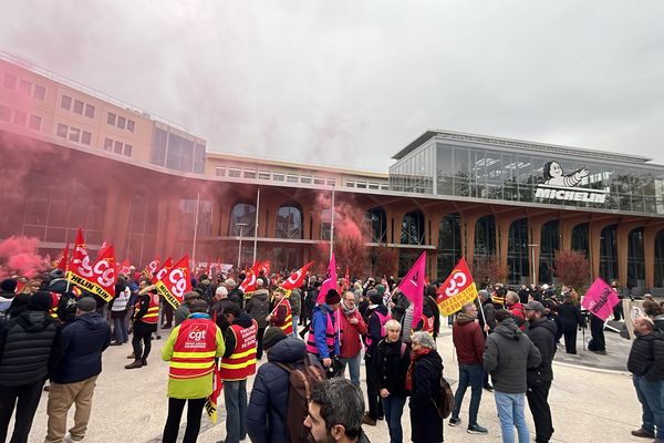 Environ 300 manifestants sont rassemblés devant le siège de Michelin, à Clermont-Ferrand.