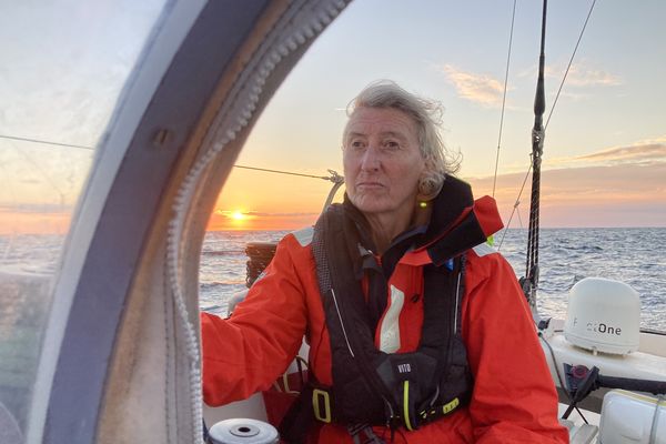 Catherine Chabaud en mer avant le départ de la Route du Rhum 2022