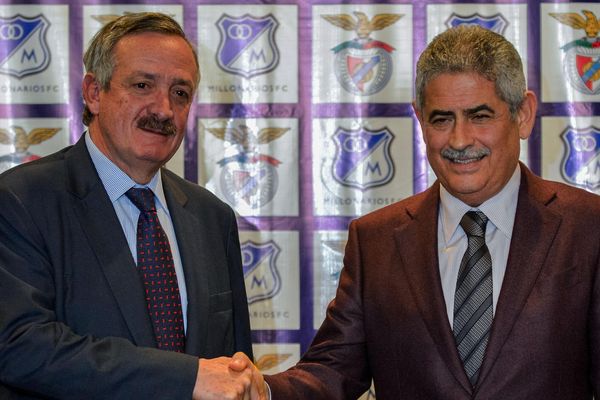 Enrique Camacho, président de Millonarios, et Luis Filipe Viera, président du Benfica, officialisant leur partenariat.