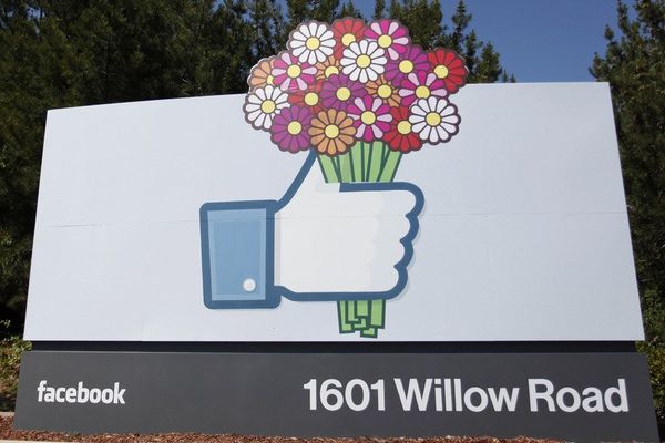 Un like fleuri à l'entrée du siège de Facebook en Californie