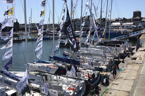 Les pontons du départ de l'Ag2r La Mondiale à Concarneau