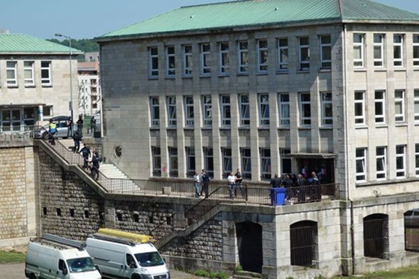 Le bâtiment sur l'Ile Lacroix pendant l'évacuation