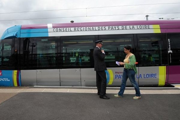 Le tramtrain vers Clisson au départ de la gare de Nantes