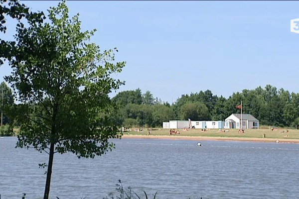 Drapeau rouge sur l'étang d'Apigné