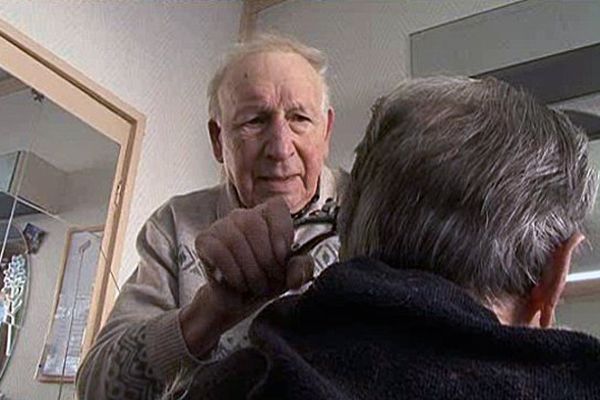 René Michaux exerce à Beaumont-le-Roger en tant que coiffeur depuis 76 ans.