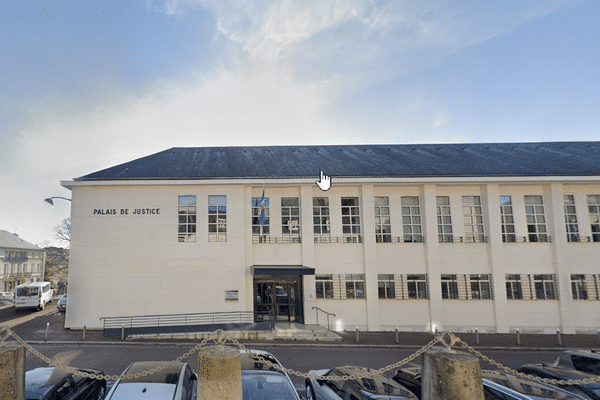 Un couple jugé à Coutances pour avoir dégradé la permanence du député Stéphane Travert à la Haye-du-Puits. Mardi 19 novembre 2024.