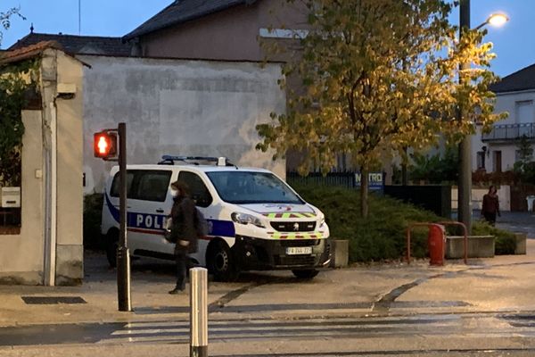 La perquisition au studio et au domicile attenant du photographe eu lieu tôt le matin, et s'est soldée par une interpellation.