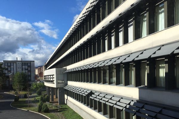 En Haute Loire, le lycée Simone Weil du Puy-en-Velay paraît désert. Lundi 12 novembre, les élèves sont confinés à l'intérieur pour un "exercice attentat."