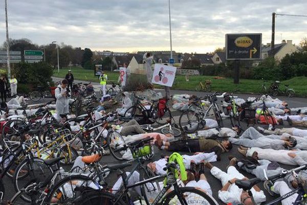 130 cyclistes ont observé 1 minute de silence en mémoire des victimes de la violence routière et se sont étendues sur la chaussée, à Nantes.