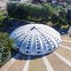 La piscine Tournesol Jacques-Magnier, située à Clermont-Ferrand, se distingue en Auvergne par son authenticité préservée.