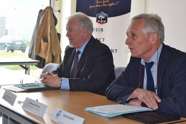 Gérard Loison, président de la Ligue du Maine, et Alain Durand, président de la Ligue Atlantique, en conférence de presse, le mercredi 20 avril 2016.