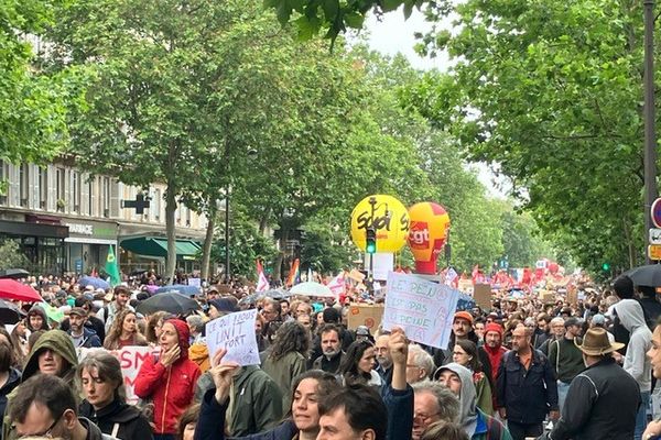 A Paris, plusieurs milliers de manifestants mobIlisés contre l'extrême droite, défilent ce samedi de la place de la République à la Place de la Nation