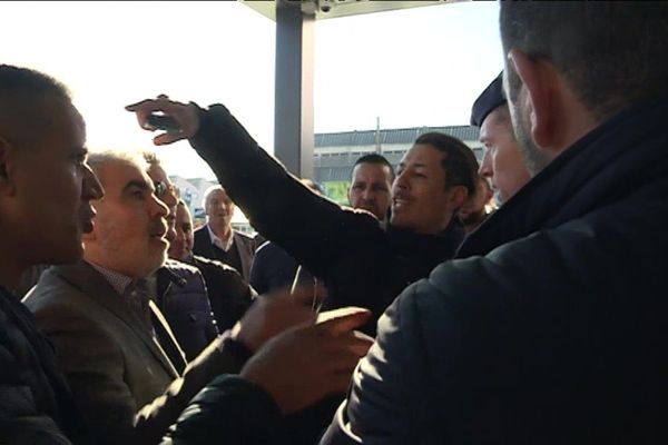 Les commerçants du marché aux puces à Marseille protestent contre l'insécurité et les vendeurs à la sauvette