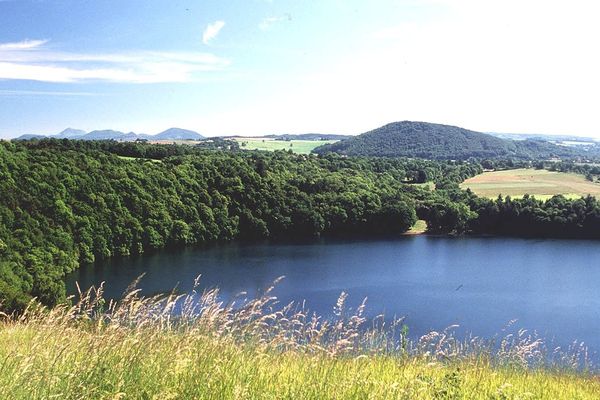 Le lac de cratère appelle Gour de Tazenat situe près de Charbonnieres-les-Vieilles dans le Parc des Volcans d'Auvergne (Puy-de-Dôme). 