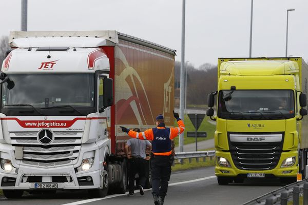 La Belgique rétablit des contrôles à la frontière française. Archive du 24 février 2016. 