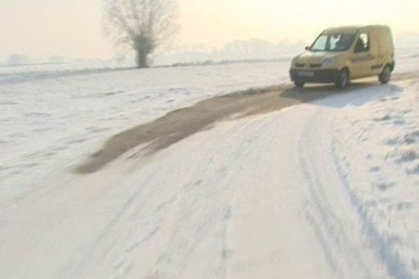 La distribution du courrier est ralentie vers Linselles à cause des petites routes enneigées et verglacées