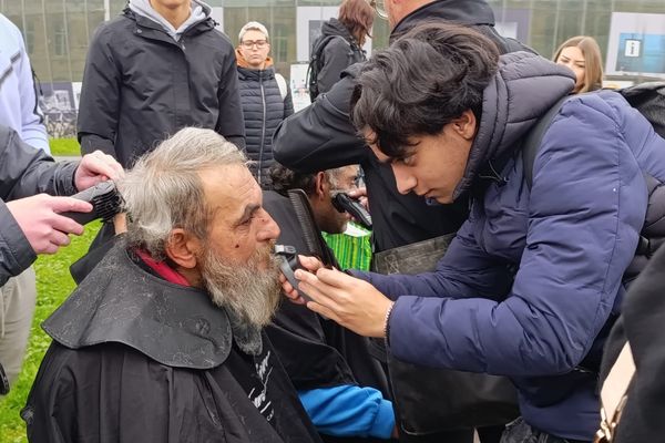 Vingt élèves de deuxième année du CAP coiffure sont venus coiffés des sdf à Strasbourg ce mercredi 16 octobre.