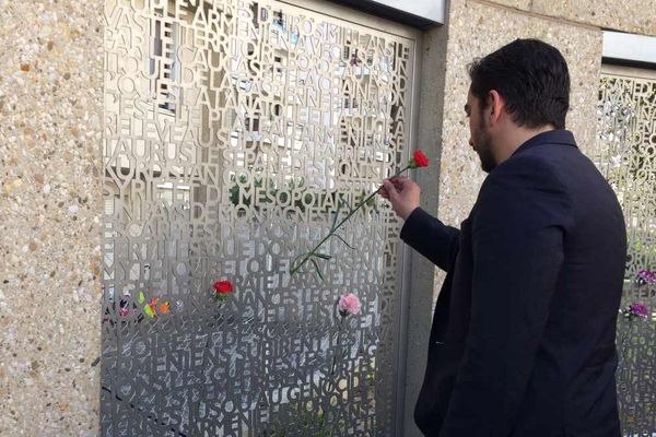 Illustration d'une cérémonie organisée dans la métropole de Lyon, commémorant le génocide arménien.