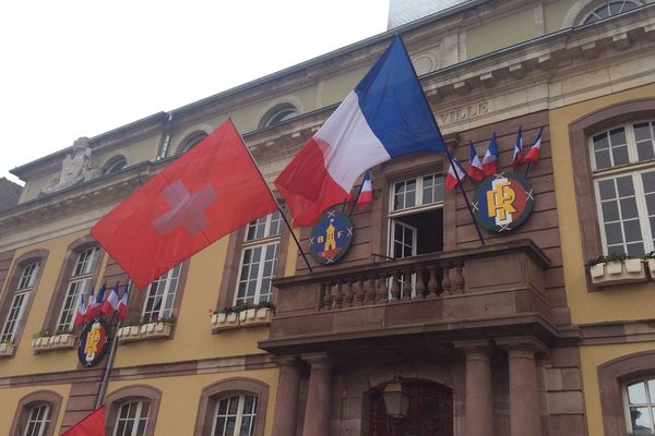 Symbole du jumelage entre Belfort et Delémont en Suisse, les deux drapeaux côte-à-côte, le 09 mai 2015 à l'Hôtel de Ville de Belfort.