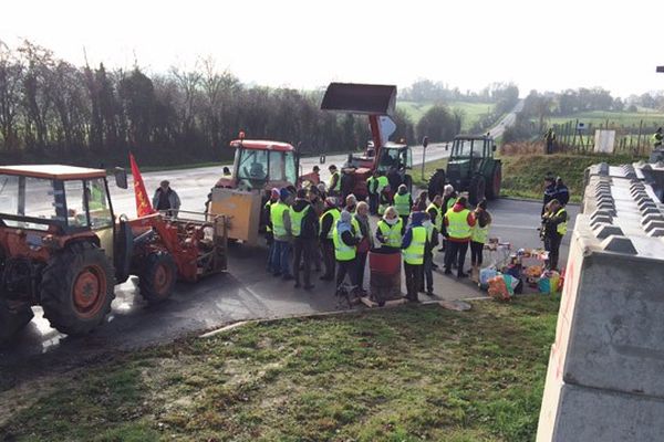 Les anti-GDE sont de nouveau mobilisés ce lundi 23 novembre devant l'entrée du site de Nonant-le-Pin.