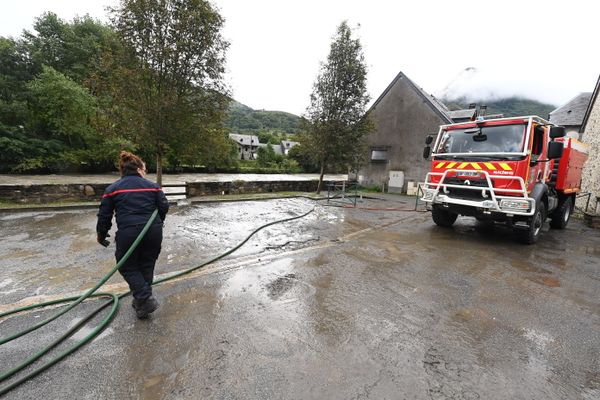 La montée des eaux de la Neste d'Aure bloquait ce matin l'accès au tunnel de Bielsa, dans les Hautes-Pyrénées.