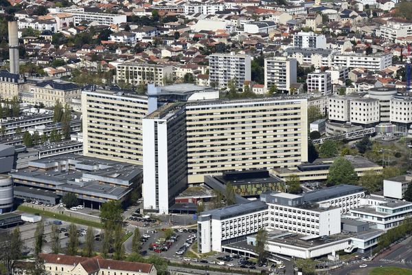 Le CHU de Bordeaux a déclenché son plan blanc le 2 novembre, qui permet de déprogrammer des opérations et soins afin d'accueillir les patients malades du coronavirus. 
