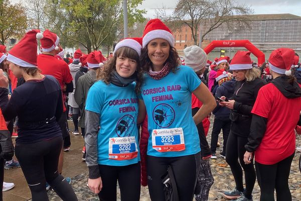 Alexandra Lesage et Daniella Payet lors d'une course en décembre à Toulouse en soutien aux enfants hospitalisés au CHU