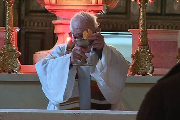 Le père Bonafoux célèbre la messe de Noël, le 25 décembre, à Vico