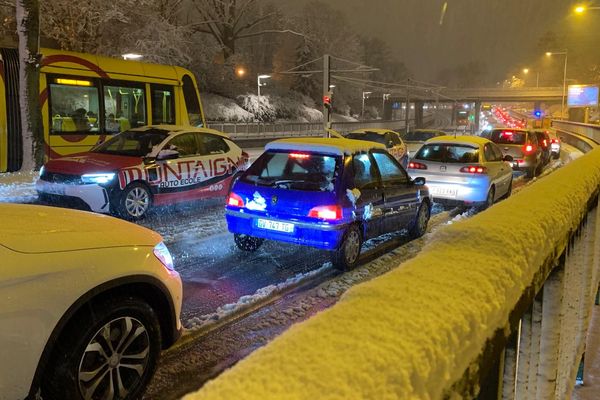 La circulation est très perturbée boulevard Stoessel à Mulhouse ce jeudi 21 novembre.