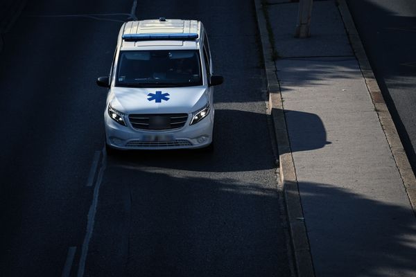 L’ambulance blanche a “pris la fuite” et “a pu quitter l’autoroute entre la sortie “Baggio” et “St Philibert” (Photo d'illustration).