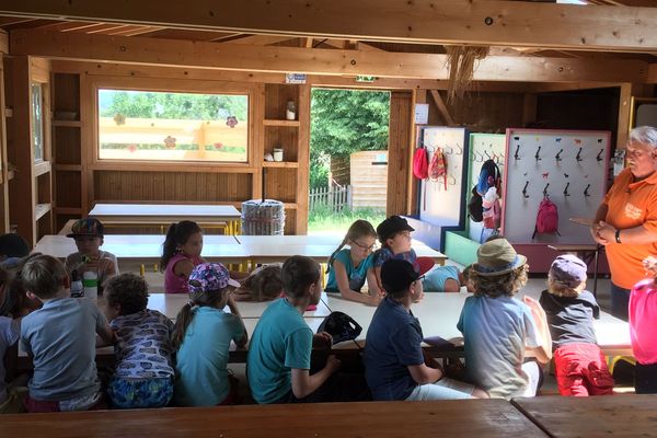 Roland Rinnert, bénévole de l'association "La clé des champs" qui s'occupe des animations à la ferme et les enfants avant la dégustation de fromages. 