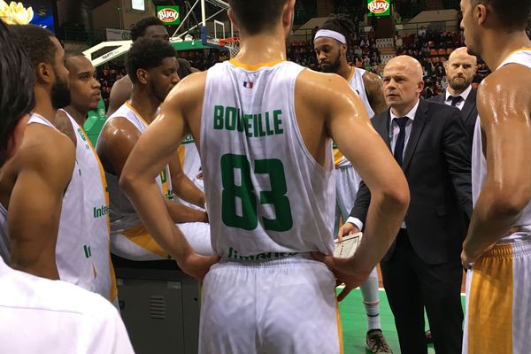 François Peronnet et ses hommes n'ont guère d'autres choix que le succès pour se remettre à croire à la course aux play-offs.