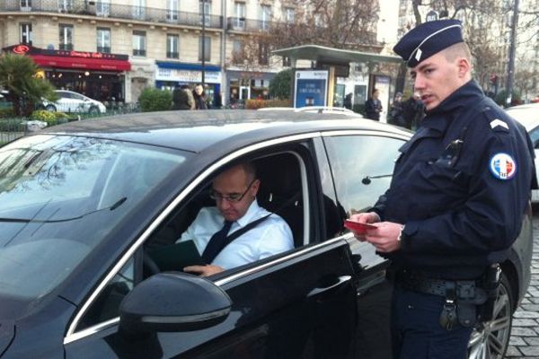 Place d'Italie (Paris XIIIe arrondissement), les policiers sont mobilisés pour assurer les contrôles