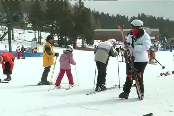 Dernier week-end de ski dans la station des Pyrénées à Font Romeu. Une très bonne année avec beaucoup de neige et de skieurs. Le chiffre d'affaires de la station est en hausse de 10 % par rapport dernière.