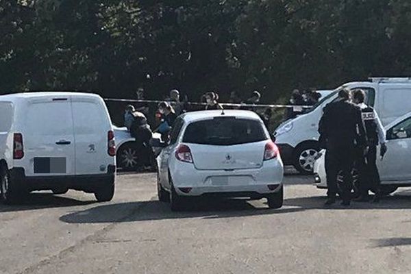 Avec un couteau, un homme aurait tué l'amant de sa femme, avant de la blesser et de retourner l'arme contre lui.