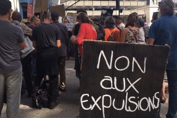 Le comité de soutien à Pierre Kilongo, lors de l'audience au tribunal administratif de Toulouse, le 16 septembre 2019.