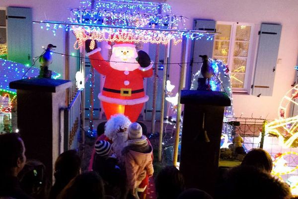 La maison du Père Noël illuminée à Saint-Sornin (17)