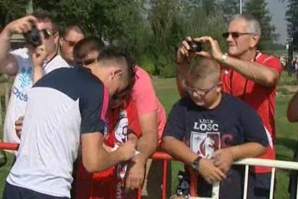 Florian Thauvin signe un autographe avant l'entraînement au domaine de Luchin