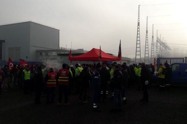 170 agents d'EDF bloquent un poste haute tension : ils protestent contre la réforme des retraites.