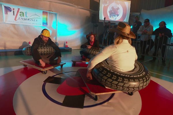 Le PIF (association Plans et Idées Foireux) de Planfoy s'est encore lancé dans un délire sportif : le Curling humain - 15/2/20