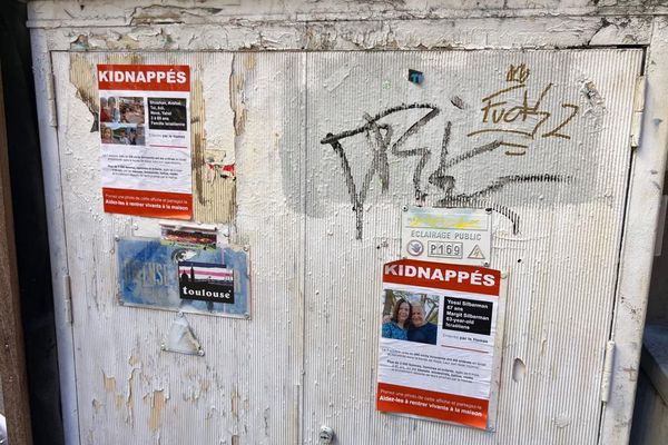 Les affichettes des visages et noms des otages israéliens ont été placardées dans toute la ville de Toulouse.