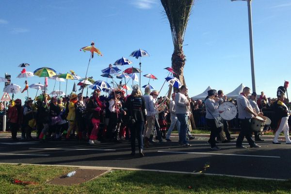 Une soixantaine de masquelours dunkerquois défilent au carnaval de Nice.