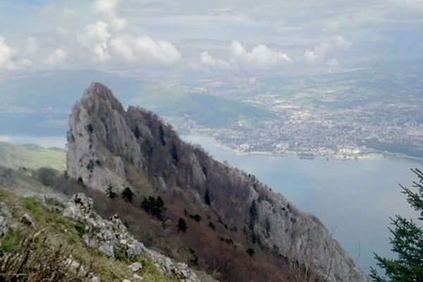 Un Randonneur Gravement Blesse Apres Une Chute Sous La Dent Du Chat En Savoie