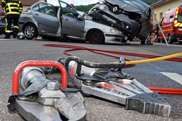 Des pinces coupantes permettent aux sapeurs-pompiers d'extraire des victimes coincées dans leur véhicule après un accident. Photo d'illustration.