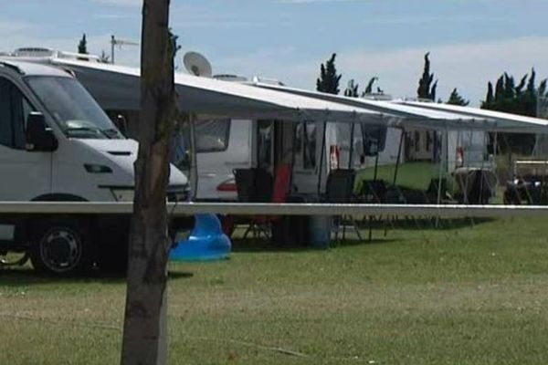 40 caravanes se sont installées en toute illégalité sur le stade de Saint Hippolyte, dans les Pyrénées Orientales