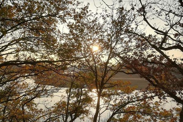 Soleil couchant sur le lac du Cébron dans les Deux-Sèvres