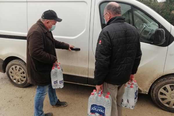 Comme dans plusieurs communes de Charente, une distribution d'eau a été organisée à Gourville pour pallier l'absence d'eau potable du fait des inondations. 