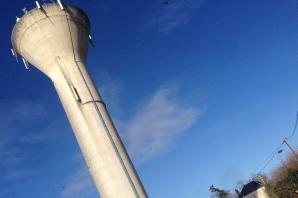 Le château d'eau de La Vergne (Cher) vidé de son eau. 