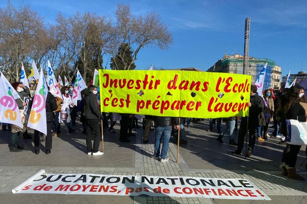 A Montpellier, des centaines d'enseignants se sont rassemblés sur l'esplanade de la Comédie pour manifester leur colère - 26 janvier 2021