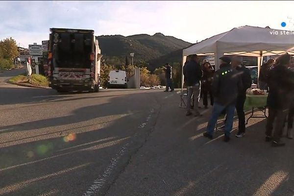 Le collectif Valincu Lindu a repris le blocage partiel du centre d'enfouissement des déchets de Viggianello, lundi 17 février. 